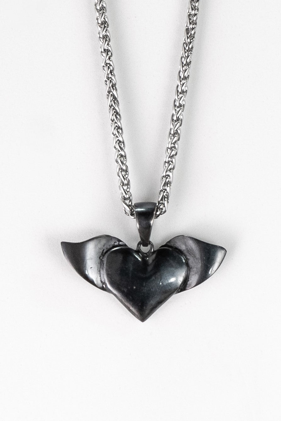 Collar de corazón con alas 