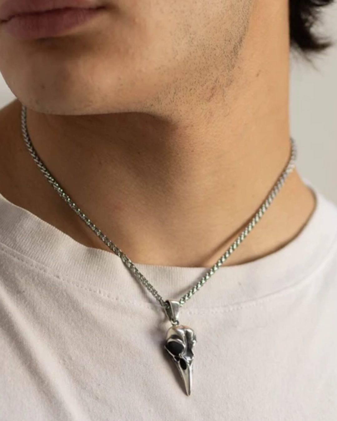 Collar de calavera de cuervo