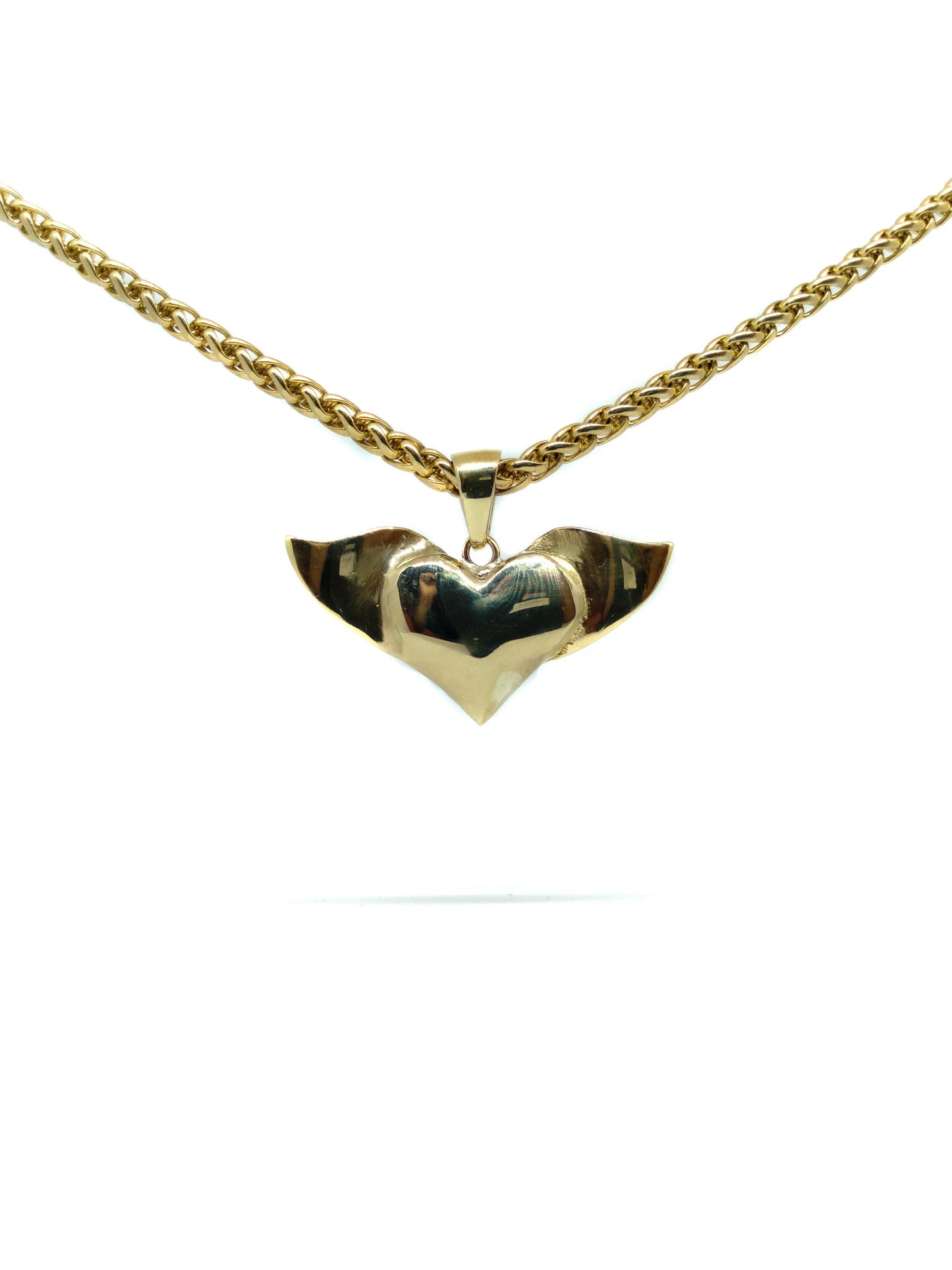 Collar de corazón con alas 